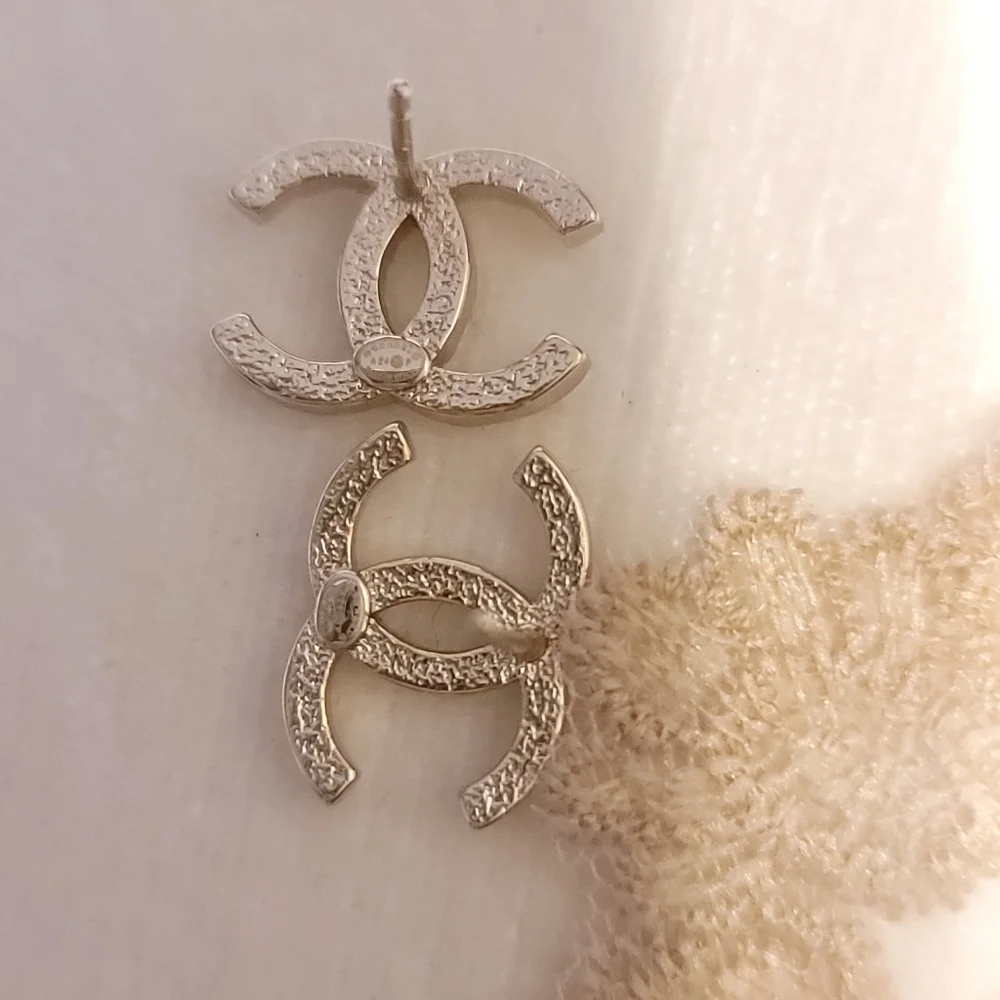 Chanel vintage Gold plated Earrings 0.5 inch - Picture 5 of 6